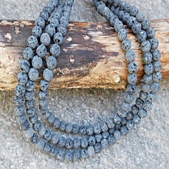 Naturliga lavapärlor 6 mm, sträng