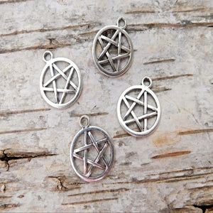 Pentagram berlocker i färgad metall - 20 pack
