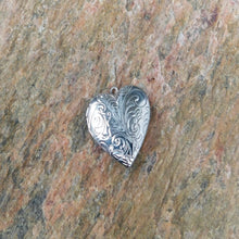 Ladda upp bild till gallerivisning, Öppningsbar medaljong hjärta i rostfritt stål
