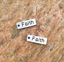 Ladda upp bild till gallerivisning, Berlock med text &quot;Faith&quot; i rostfritt stål
