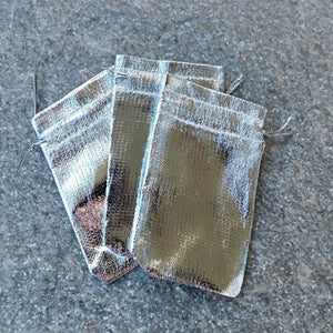 Silverfärgad smyckespåse, 9x7 cm