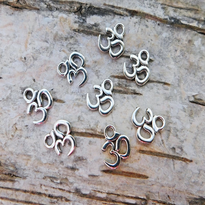Små ohm berlocker i antik silverfärg, 50 pack