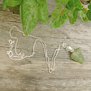 Halsband, rå Peridot med sterling silver