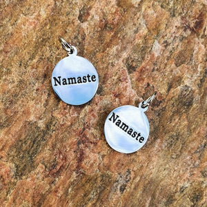 Berlock "Namaste" i rostfritt stål