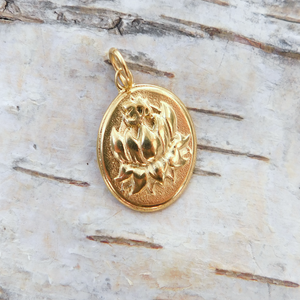 Ohm och lotus berlock/hänge i guldfärgat rostfritt stål, 29x19 mm
