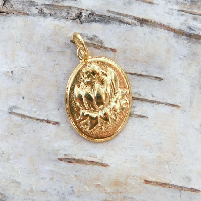 Ohm och lotus berlock/hänge i guldfärgat rostfritt stål, 29x19 mm