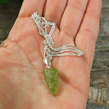 Ladda upp bild till gallerivisning, Halsband, rå Peridot med sterling silver
