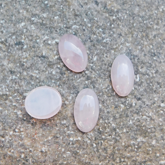 Rosenkvarts oval cabochon, 18x13 mm