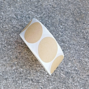 Naturfärgade stickers på rulle